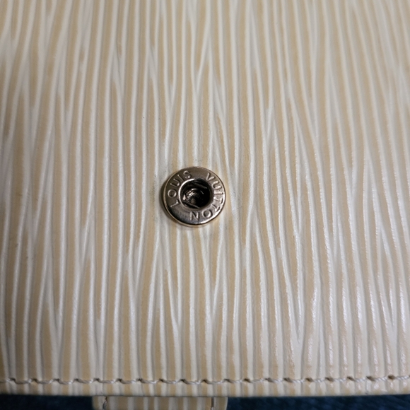 Louis Vuitton Epi Leather Porte Billets Bifold Wallet in Vanilla - Picture 10 of 16